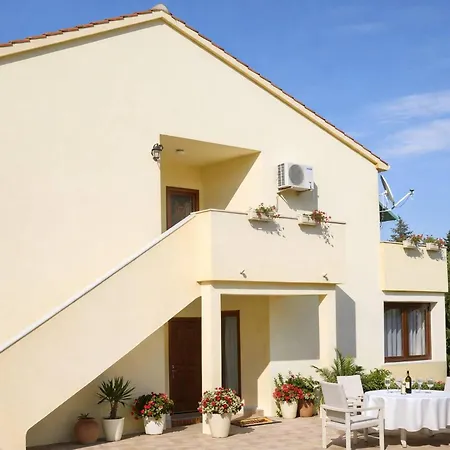 Nensi, Sleeps 2 Appartement
