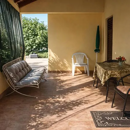 Nensi, Sleeps 2 Appartement Ugljan